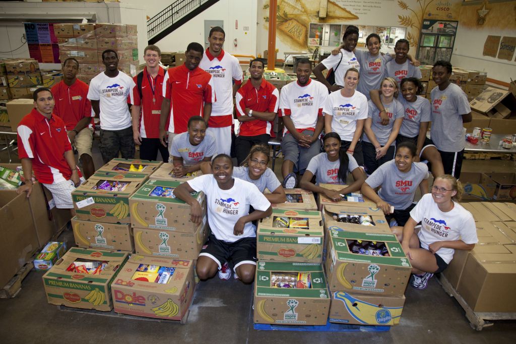 SMU Men's and Women's Basketball teams help at North Texas Food Bank